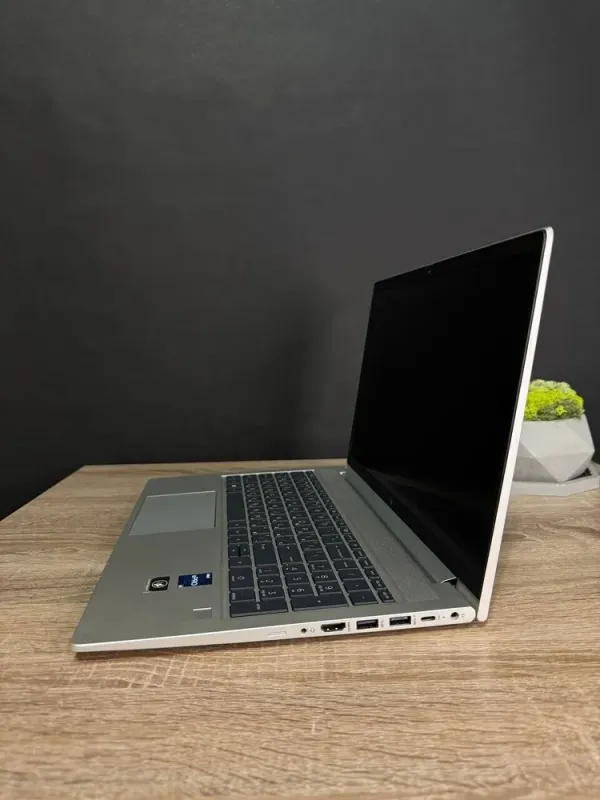 Ультрабук HP EliteBook 650 G9 / 15.6" (1920x1080) IPS / Intel Core i5-1245U (10 (12) ядер 3.3 - 4.4 GHz) / 16 GB DDR4 / 256 GB SSD M.2 / Intel Iris Xe Graphics / WebCam / Win 11 б/в - зображення 5