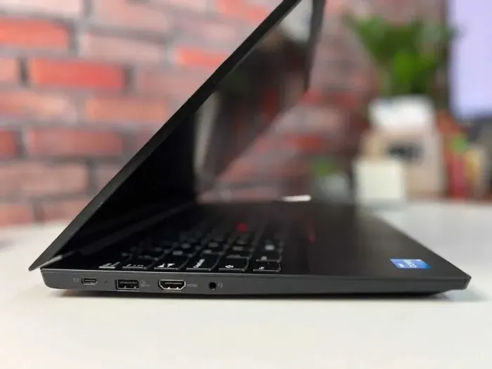 Ультрабук Lenovo ThinkPad E15 G2 / 15.6" (1920x1080) IPS / Intel Core i5-1135G7 (4 (8) ядра по 2.4 - 4.2 GHz) / 8 GB DDR4 / 256 GB SSD / Intel Iris Xe Graphics / WebCam б/в - зображення 4