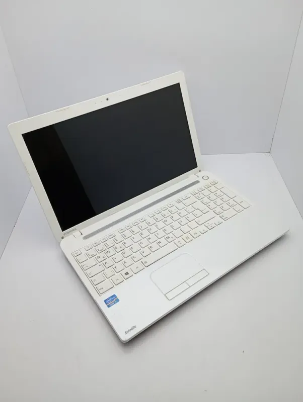 Ноутбук Toshiba C55 / 15.6" (1366x768) TN / Intel Core i5-3230M (2 (4) ядра по 2.6 - 3.2 GHz) / 6 GB DDR3 / 500 GB HDD / Intel HD Graphics 3000 / WebCam б/в - зображення 3