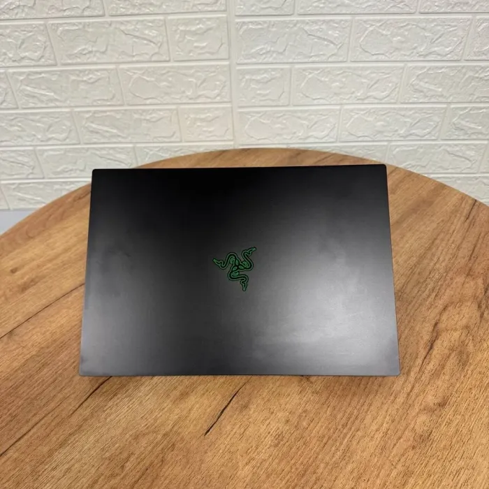 Ігровий ноутбук Razer Blade 16 RZ09-0483 / 16" (3840x2400) MiniLED / Intel Core i9-13950HX (24 (32) ядра по 2.2 - 5.5 GHz) / 32 GB DDR5 / 2000 GB SSD NVMe / nVidia GeForce RTX 4090, 16 GB GDDR6, 256-bit / WebCam б/в - зображення 3