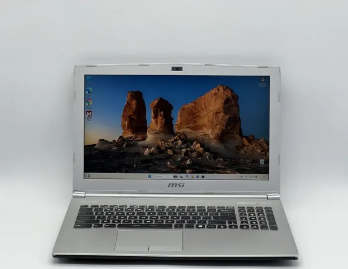 Ігровий ноутбук MSI PL60 7RD-013US / 15.6" (1920x1080) IPS / Intel Core i7-7500U (2 (4) ядра по 2.7 - 3.5 GHz) / 16 GB DDR4 / 120 GB SSD + 1000 GB HDD / nVidia GeForce GTX 1050, 2 GB GDDR5, 128-bit / WebCam  б/в - зображення 2