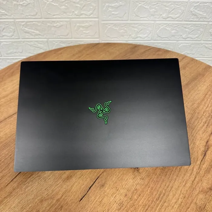 Ігровий ноутбук Б-клас Razer Blade 15 RZ09-0328 / 15.6" (3840x2160) IPS / Intel Core i7-10750H (6 (12) ядер по 2.6 - 5.0 GHz) / 32 GB DDR4 / 512 GB SSD NVMe / nVidia GeForce RTX 2070 Max-Q, 8 GB GDDR6, 256-bit / WebCam б/в - зображення 3