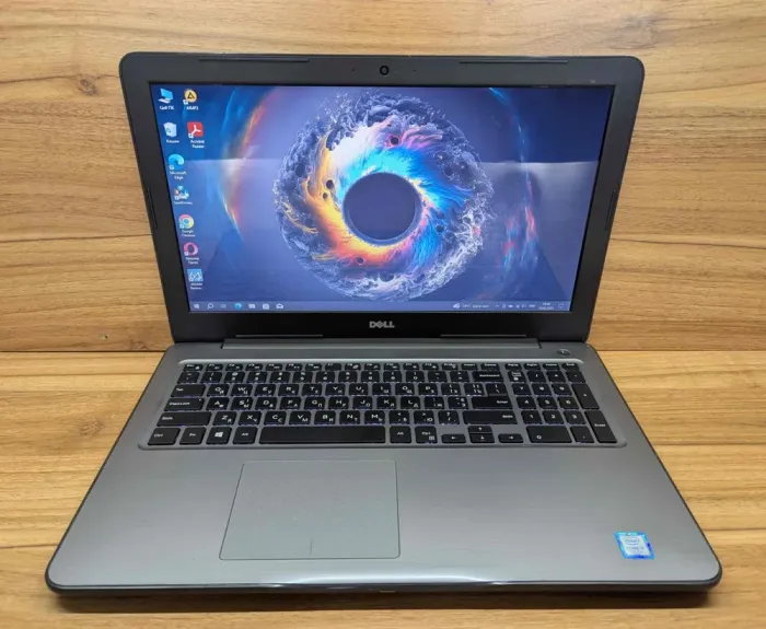 Ноутбук Dell Inspiron 5567 / 15.6" (1366x768) TN / Intel Core i5-7200U (2 (4) ядра по 2.5 - 3.1 GHz) / 8 GB DDR4 / 240 GB SSD / Intel HD Graphics 620 / WebCam / Windows 10 б/в - зображення 2