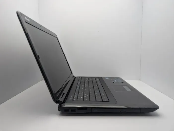 Ноутбук Asus K70 / 17.3" (1600x900) TN / Intel Core 2 Duo T6600 (2 ядра по 2.2 GHz) / 4 GB DDR2 / 320 GB HDD / nVidia GeForce 220M, 1 GB GDDR2, 128-bit / WebCam / DVD-ROM б/в - зображення 3