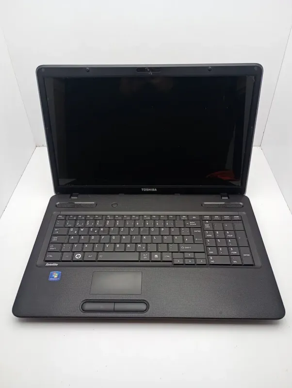 Ноутбук Toshiba Satellite C670 / 17.3" (1600x900) TN / AMD E-450 (2 ядра по 1.6 GHz) / 6 GB DDR3 / 120 GB SSD / AMD Radeon HD 6320 Graphics / WebCam б/в - зображення 2