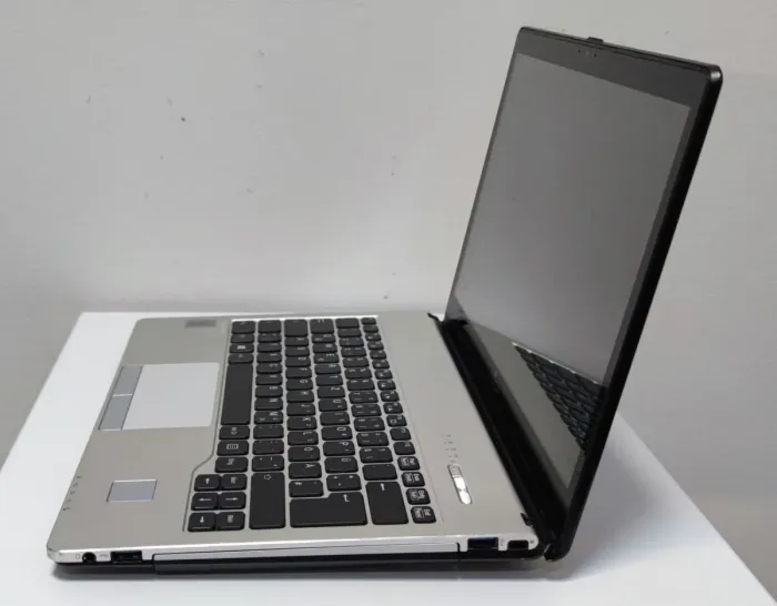 Ноутбук Fujitsu-Siemens LifeBook S935 / 13.3" IPS touch / Intel Core i5-5300U (2(4) ядра 2.3-2.9 GHz) / 8GB DDR3 / 256GB SSD / HD Graphics 5500 б/в - зображення 4