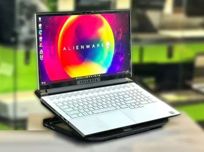 Ігровий ноутбук Б-класу Dell Alienware m17 R3 / 17,3" (1920x1080) IPS / Intel Core i7-10750H (6 (12) ядер по 2,6 - 5,0 ГГц) / 16 ГБ DDR4 / 1000 ГБ SSD M.2 / nVidia GeForce RTX 2070, 8 ГБ GDDR6, 256-біт / WebCam / Win 11 б/в - изображение 3