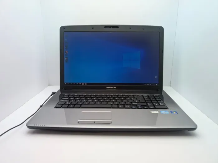 Ноутбук Medion Akoya E7222 / 17.3" (1600x900) TN / Intel Core i3-2350M (2 (4) ядра по 2.3 GHz) / 6 GB DDR3 / 240 GB SSD / Intel HD Graphics 3000 / WebCam / АКБ не тримає б/в - зображення 2