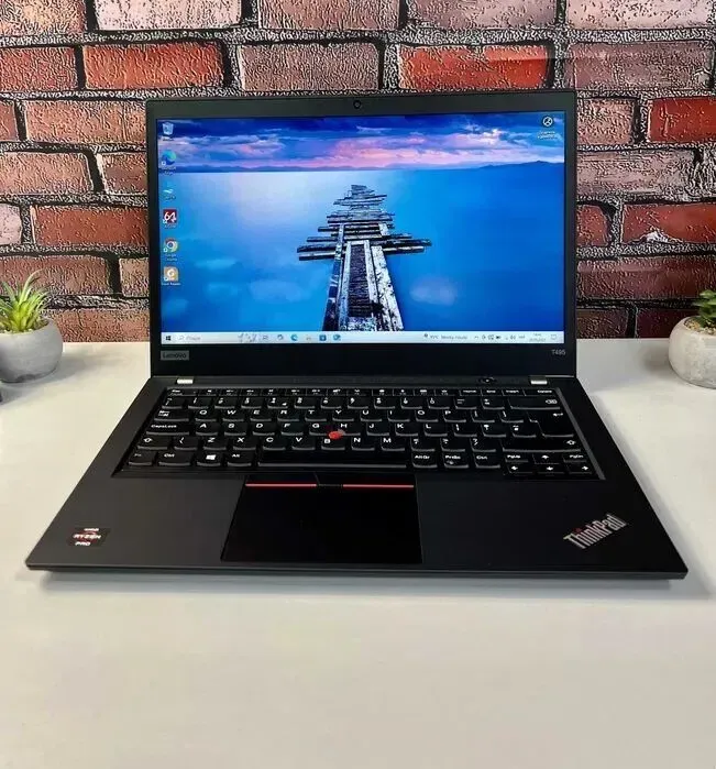 Ноутбук Lenovo ThinkPad T495 / 14" (1366x768) TN / AMD Ryzen 5 Pro 3500U (4 (8) ядра по 2.1 - 3.7 GHz) / 16 GB DDR4 / 256 GB SSD / AMD Radeon RX Vega 8 Graphics / WebCam / Win 10 Pro б/в - зображення 2