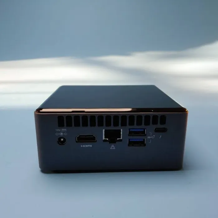 Неттоп Intel NUC NUC8BEH USFF / Intel Core i7-8559U (4 (8) ядра по 2.7 - 4.5 GHz) / 8 GB DDR4 / 480 GB SSD / Intel Iris Plus Graphics 655 / WiFi / Win 10 Pro б/в - зображення 3