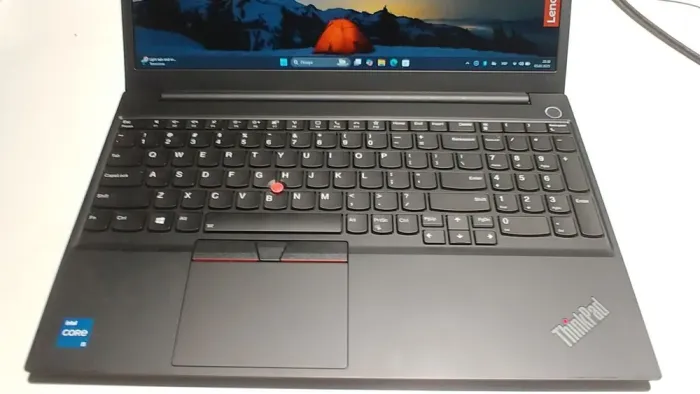 Ультрабук Б-клас Lenovo ThinkPad E15 Gen 2 / 15.6" (1920x1080) IPS / Intel Core i5-1135G7 (4 (8) ядра по 2.4 - 4.2 GHz) / 8 GB DDR4 / 256 GB SSD / Intel Iris Xe Graphics / WebCam б/в - зображення 3