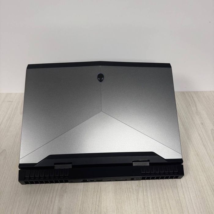 Ігровий ноутбук Dell Alienware 17 R4 / 17,3" (1920x1080) IPS / Intel Core i7-7820HK (4 (8) ядра по 2,9 - 3,9 ГГц) / 16 ГБ DDR4 / 512 ГБ SSD / nVidia GeForce GTX 1080, 8 ГБ GDDR5X, 256-біт / WebCam б/в - зображення 8