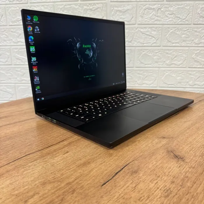 Ігровий ноутбук Razer Blade 15 RZ09-0301 / 15.6" (1920x1080) IPS / Intel Core i7-9750H (6 (12) ядер по 2.6 - 4.5 GHz) / 16 GB DDR4 / 256 GB SSD NVMe / nVidia GeForce RTX 2070 Max-Q, 8 GB GDDR6, 256-bit / WebCam б/в - зображення 4