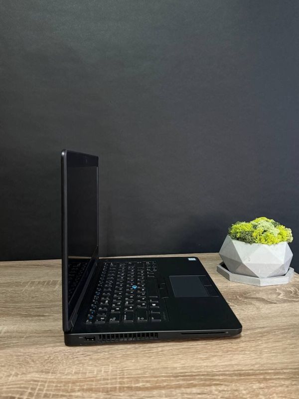 Ультрабук Б-клас Dell Latitude E5470 / 14" (1920x1080) TN / Intel Core i5-6300HQ (4 ядра по 2.3 - 3.2 GHz) / 8 GB DDR4 / 256 GB SSD / Intel HD Graphics 530 / WebCam / Win 11 б/в - зображення 4