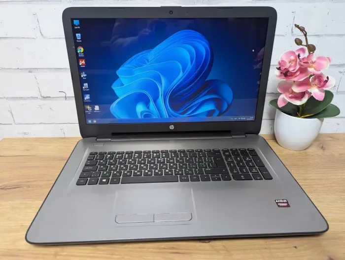 Ноутбук HP 17-y001no / 17.3" (1600x900) TN / AMD A8-7410 (4 ядра по 2.2 - 2.5 GHz) / 16 GB DDR3 / 360 GB SSD / AMD Radeon R7 M340, 2 GB GDDR3, 64-bit / WebCam / DVD-ROM б/в - зображення 2