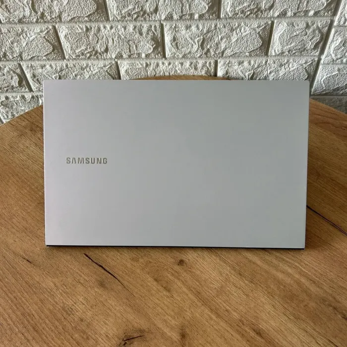 Ультрабук Б-клас Samsung Galaxy Book Ion White NP950XCJ-K02US / 15.6" (1920x1080) IPS / Intel Core i7-10510U (4 (8) ядра по 1.8-4.9 GHz) / 16 GB DDR4 / 256 GB SSD / UHD Graphics / WebCam б/в - зображення 3