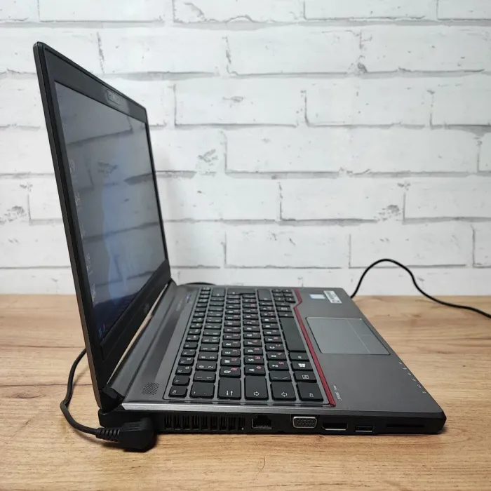 Ноутбук Б-клас Fujitsu LifeBook E736 / 13.3" (1920x1080) TN / Intel Core i5-6300U (2 (4) ядра по 2.4 - 3.0 GHz) / 8 GB DDR4 / 128 GB SSD / Intel HD Graphics 520 / WebCam / Без АКБ б/в - зображення 6