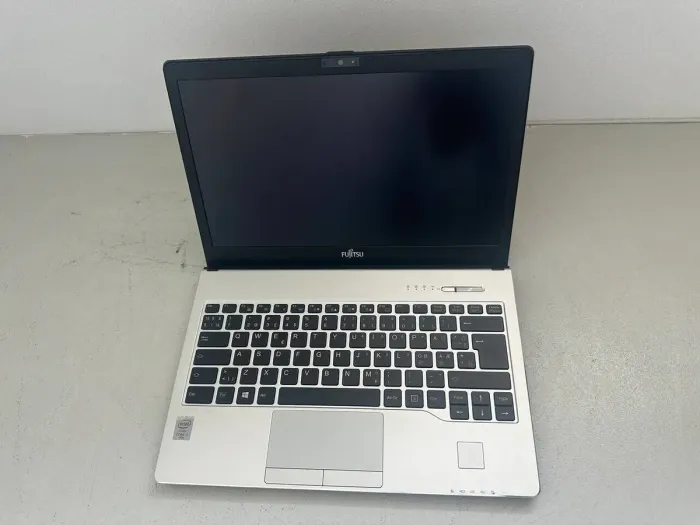 Ультрабук Б-клас Fujitsu LifeBook S935 / 13.3" (1920x1080) IPS / Intel Core i7-5600U (2 (4) ядра 2.6 - 3.2 GHz) / 8 GB DDR3 / 256 GB SSD / Intel HD Graphics 5500 / WebCam / VGA б/в - зображення 2