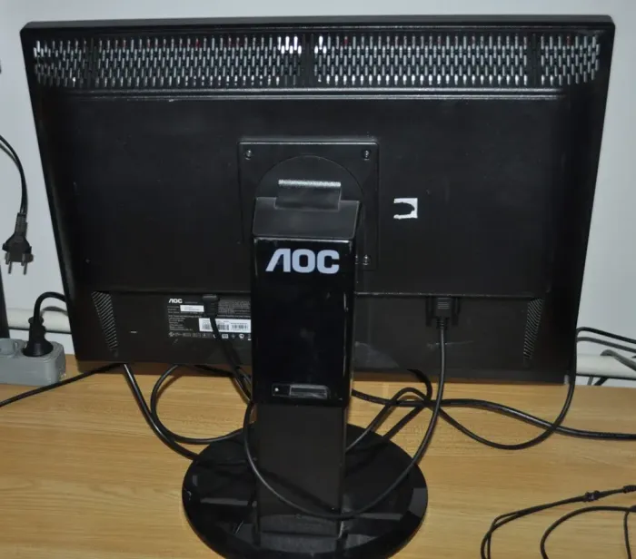 Монітор Б-клас AOC 2219P2 / 22" (1680x1050) TN / VGA, DVI / Вбудовані колонки 2x 1W / VESA 100x100 + Кабелі (VGA або DVI на вибір) та кабель живлення б/в - зображення 19