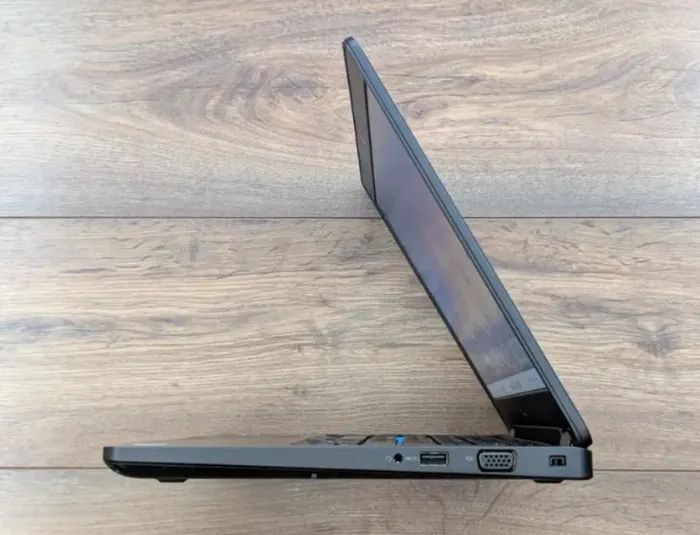 Ультрабук Dell Latitude 5490 / 14" (1366x768) TN / Intel Core i5-8350U (4 (8) ядра по 1.7 - 3.6 GHz) / 8 GB DDR4 / 256 GB SSD / Intel UHD Graphics 620 / WebCam б/в - зображення 4