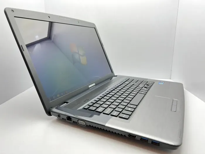 Ноутбук Medion Akoya E7220 / 17.3" (1600x900) TN / Intel Core i3-2310M (2 (4) ядра по 2.1 GHz) / 4 GB DDR3 / 1000 GB HDD / Intel HD Graphics 3000 / WebCam / USB 3.0 б/в - зображення 3