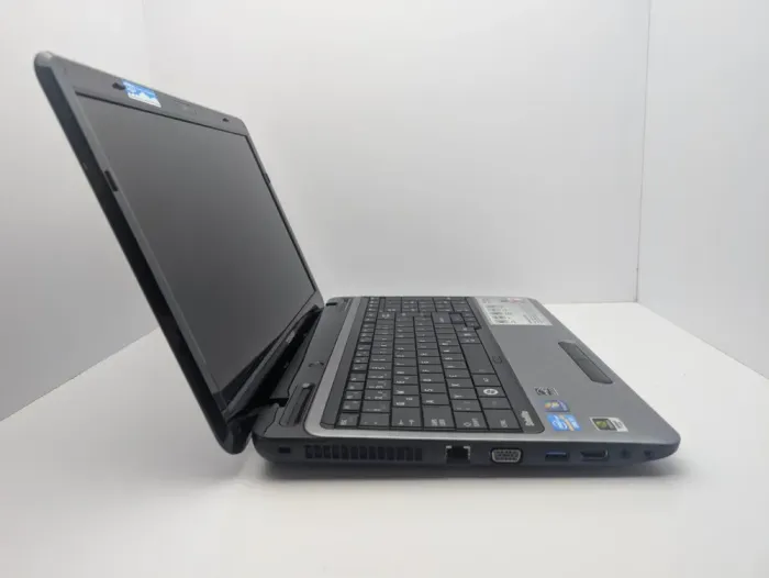Ноутбук Toshiba Satellite L750 / 15.6" (1366x768) TN / Intel Core i3-2310M (2 (4) ядра по 2.1 GHz) / 6 GB DDR3 / 500 GB HDD / nVidia GeForce GT 525M, 1 GB DDR3, 128-bit / WebCam / HDMI б/в - зображення 5