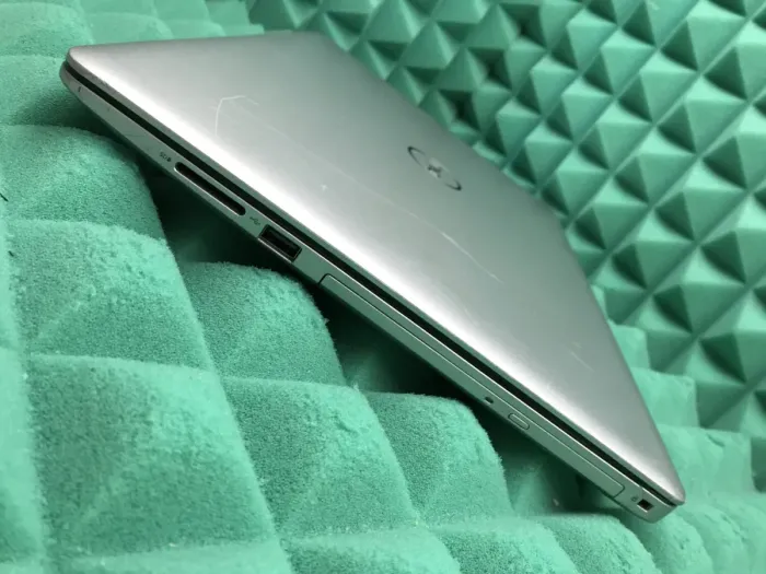 Ноутбук Dell Inspiron 5570 / 15.6" TN / Intel Core i5-8250U (4(8) ядра по 1.6-3.4 GHz) / 8GB DDR4 / 256GB SSD / UHD Graphics 620 / WebCam / USB 3.1 / HDMI / Win 10 б/в - зображення 7