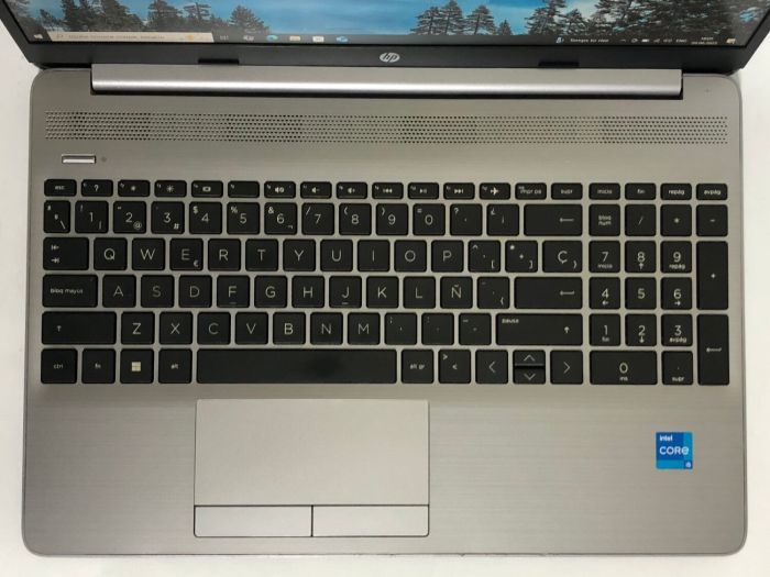 Ультрабук HP 250 G8 / 15.6" (1920x1080) IPS / Intel Core i5-1135G7 (4 (8) ядра по 2.4 - 4.2 GHz) / 8 GB DDR4 / 256 GB SSD NVMe / Intel Iris Xe Graphics / WebCam / Win 10 Pro б/в - зображення 8