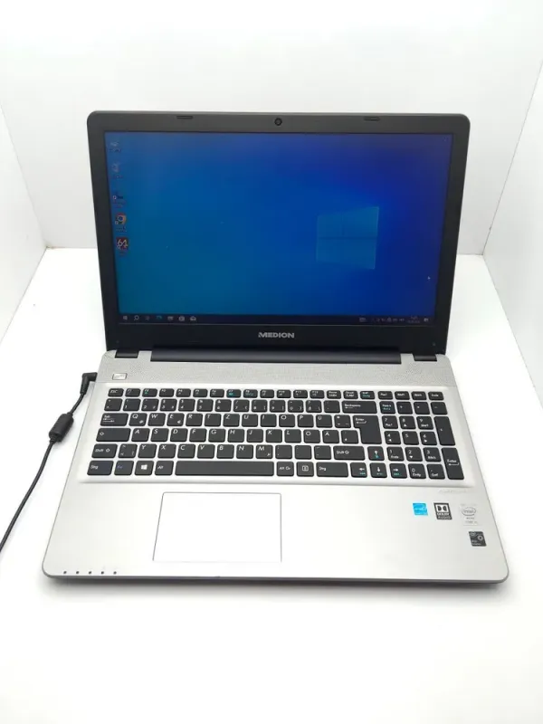 Ноутбук Б-клас Acer Medion E6418 / 15.6" (1366x768) TN / Intel Core i5-5257U (2 (4) ядра по 2.7 - 3.1 GHz) / 6 GB DDR3 / 120 GB SSD / Intel Iris Graphics 6100 / WebCam / DVD-ROM / АКБ не тримає б/в - зображення 2