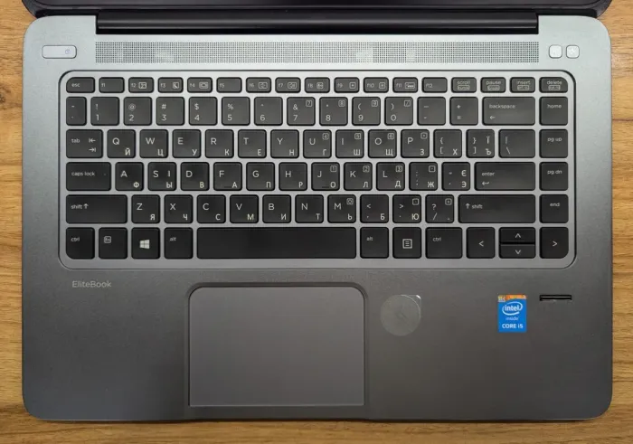 Ноутбук Б-клас HP EliteBook Folio 1040 G2 / 14" (1600x900) TN / Intel Core i5-5200U (2 (4) ядра по 2.2 - 2.7 GHz) / 4 GB DDR3 / 240 GB SSD / Intel HD Graphics 5500 / WebCam / Fingerprint / Windows 10 б/в - зображення 4