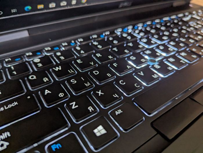 Ноутбук Dell Latitude 5580 / 15.6" (1920x1080) IPS / Intel Core i5-7300U (2 (4) ядра по 2.6 - 3.5 GHz) / 8 GB DDR4 / 240 GB SSD / Intel HD Graphics 620 / WebCam / TouchID / Windows 10 б/в - зображення 6