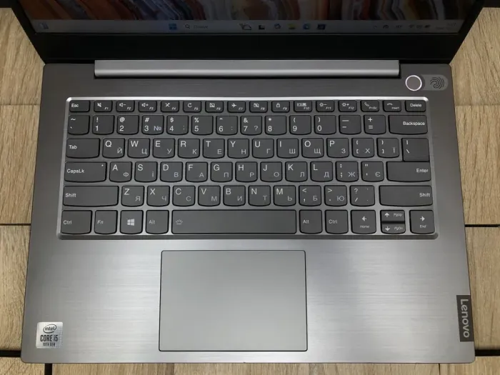 Ультрабук Б-клас Lenovo ThinkBook 14-IML / 14" (1920x1080) IPS / Intel Core i5-10210U (4 (8) ядра по 1.6 - 4.2 GHz) / 8 GB DDR4 / 256 GB SSD M.2 / Intel UHD Graphics / WebCam / Fingerprint / HDMI б/в - зображення 4