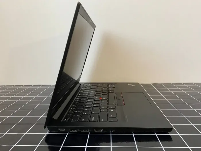 Ноутбук Б-клас Lenovo ThinkPad E14 / 14'' (1920x1080) IPS / Intel Core i5-10210U (4 (8) ядра по 1.6 - 4.2 GHz) / 16 GB DDR4 / 512 GB SSD M.2 / Intel UHD Graphics / WebCam / USB 3.1 / HDMI б/в - зображення 6