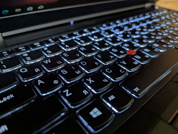 Мобільна робоча станція Lenovo ThinkPad P53 / 15.6" (1920x1080) IPS / Intel Core i7-9850H (6 (12) ядер по 2.6 - 4.6 GHz) / 32 GB DDR4 / 1000 GB SSD / nVidia Quadro T2000, 4 GB GDDR5, 128-bit / WebCam / Fingerprint / Windows 10 б/в - зображення 6