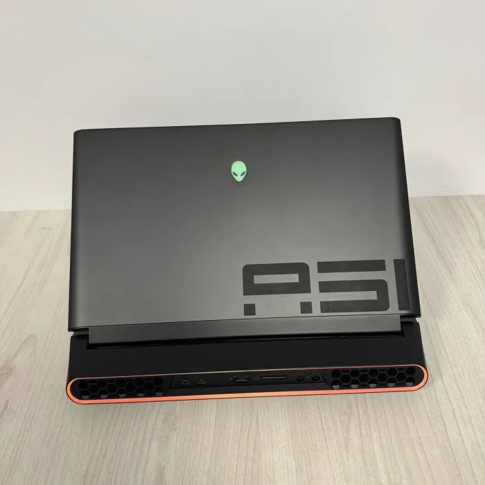 Ігровий ноутбук Б-класу Dell Alienware Area-51m / 17,3" (1920x1080) IPS / Intel Core i7-9700K (8 ядер по 3,6 - 4,9 ГГц) / 32 ГБ DDR4 / 256 ГБ SSD NVMe + 2000 ГБ HDD / nVidia GeForce RTX 2080, 8 ГБ GDDR6, 256-біт / WebCam б/в - зображення 3