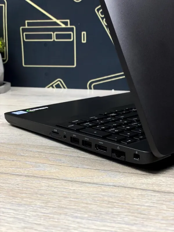 Ноутбук Dell Latitude 5500 / 15.6" TN / Core i5-8365U (4(8) ядра по 1.6-4.1 GHz) / 8GB DDR4 / 256GB SSD / UHD Graphics 620 / WebCam б/в - зображення 6