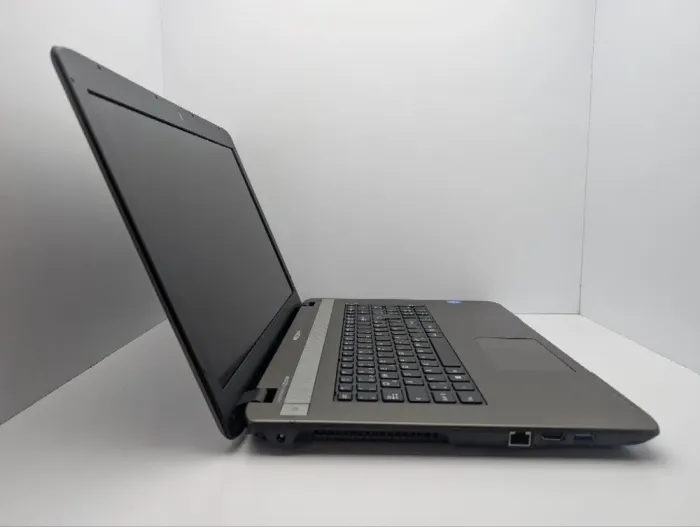 Ноутбук Medion Akoya E7226 / 17.3" (1600x900) TN / Intel Celeron N2930 (4 ядра по 1.83 - 2.16 GHz) / 8 GB DDR3 / 120 GB SSD / Intel HD Graphics / WebCam / АКБ не тримає заряд б/в - зображення 4