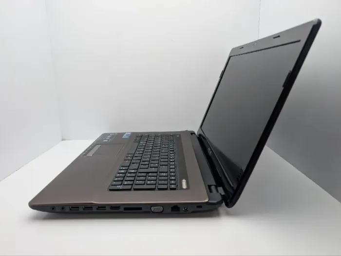 Ноутбук Asus X73s / 17.3" (1600x900) TN / Intel Core i5-2410M (2 (4) ядра по 2.3 - 3.9 GHz) / 8 GB DDR3 / 500 GB HDD / nVidia GeForce GT 540M, 1 GB GDDR3, 128-bit / WebCam / DVD-ROM б/в - зображення 5