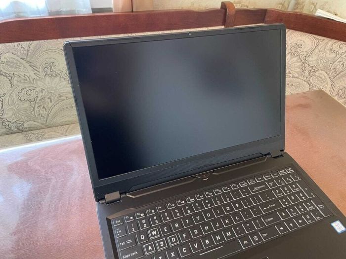 Ігровий ноутбук Б-класу Clevo P960RN / 16,1" (1920x1080) IPS / Intel Core i7-9750H (6 (12) ядер по 2,6 - 4,5 ГГц) / 16 ГБ DDR4 / 512 ГБ SSD / nVidia GeForce RTX 2080, 8 ГБ GDDR6, 256-біт / WebCam б/в - зображення 3