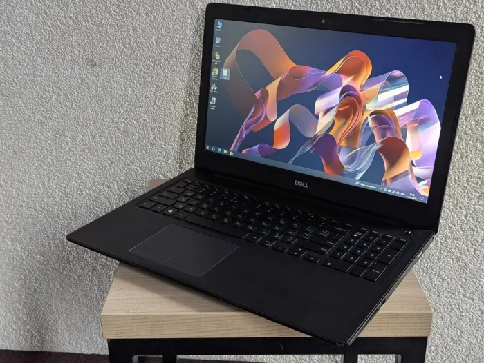 Ноутбук Б-клас Dell Latitude 3590 / 15.6" (1920x1080) TN / Intel Core i5-8250U (4 (8) ядра по 1.6 - 3.4 GHz) / 12 GB DDR4 / 128 GB SSD + 1000 GB HDD / Intel UHD Graphics 620 / WebCam б/в - зображення 5