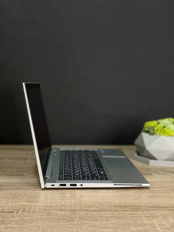 Ультрабук HP EliteBook 830 G8 / 13.3" (1920x1080) TN / Intel Core i5-1135G7 (4 (8) ядра по 2.4 - 4.2 GHz) / 16 GB DDR4 / 256 GB SSD M.2 / Intel Iris X Graphics / WebCam / Win 11 б/в - зображення 4