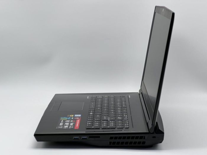 Ігровий ноутбук Б-класу MSI Titan GT73VR 7RF MS-17A1 / 17.3" (1920x1080) IPS / Intel Core i7-7820HK (4 (8) ядра по 2.9 - 3.9 GHz) / 16 GB DDR4 / 960 GB SSD / nVidia GeForce GTX 1080, 8 GB GDDR5, 256-bit / WebCam б/в - изображение 4