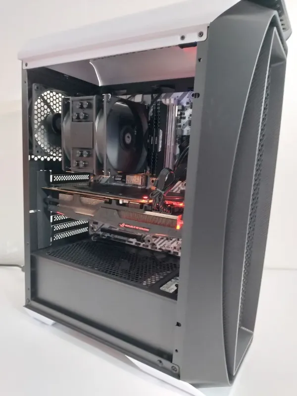 Ігровий ПК AeroCool Aero One Frost Tower / Intel Core i7-7700 (4 (8) ядер 3,6 - 4,2 ГГц) / 32 ГБ DDR4 / 480 ГБ SSD M.2 + 1000 ГБ HDD / AMD Radeon RX 5700 XT, 8 ГБ GDDR6, 256-біт / 600 Вт б/в - зображення 4