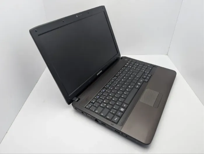 Ноутбук Samsung RV580 / 15.6" (1366x768) TN / Intel Core i3-330M (2 (4) ядра по 2.1 GHz) / 6 GB DDR3 / 1000 GB HDD / nVidia GeForce GT 330M, 1 GB GDDR3, 128-bit / WebCam / DVD-ROM б/в - зображення 6
