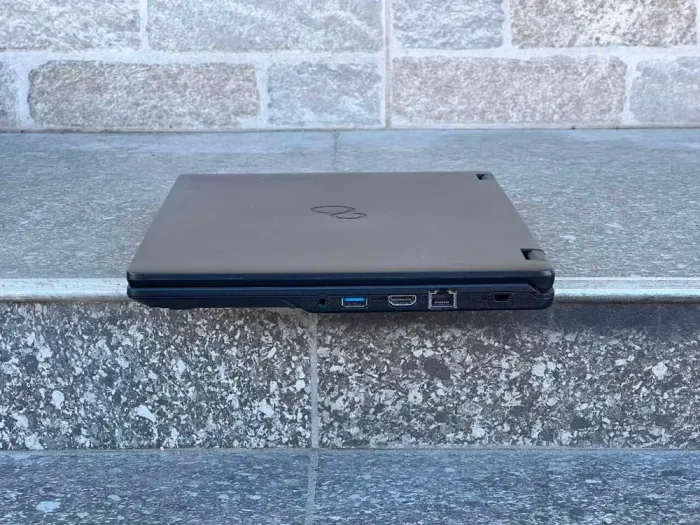 Ультрабук Fujitsu LifeBook E5410 / 14" TN / Intel Core i5-10310U (4(8) ядра по 1.7-4.4 GHz) / 8GB DDR4 / 256GB SSD / UHD Graphics / WebCam / Win 10 б/в - зображення 4