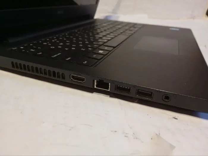 Ноутбук Б-клас Dell Inspiron 15 3542 / 15.6" (1366x768) TN / Intel Pentium 3558U (2 ядра по 1.7 GHz) / 4 GB DDR3 / 120 GB SSD / Intel HD Graphics / WebCam / АКБ не тримає б/в - зображення 4