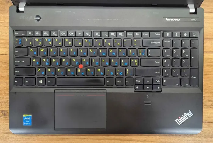 Ноутбук Lenovo ThinkPad Edge E540 / 15.6" (1366x768) TN / Intel Core i5-4200M (2 (4) ядра по 2.5 - 3.1 GHz) / 8 GB DDR3 / 240 GB SSD / Intel HD Graphics 4600 / WebCam / Fingerprint / Windows 10 б/в - зображення 3