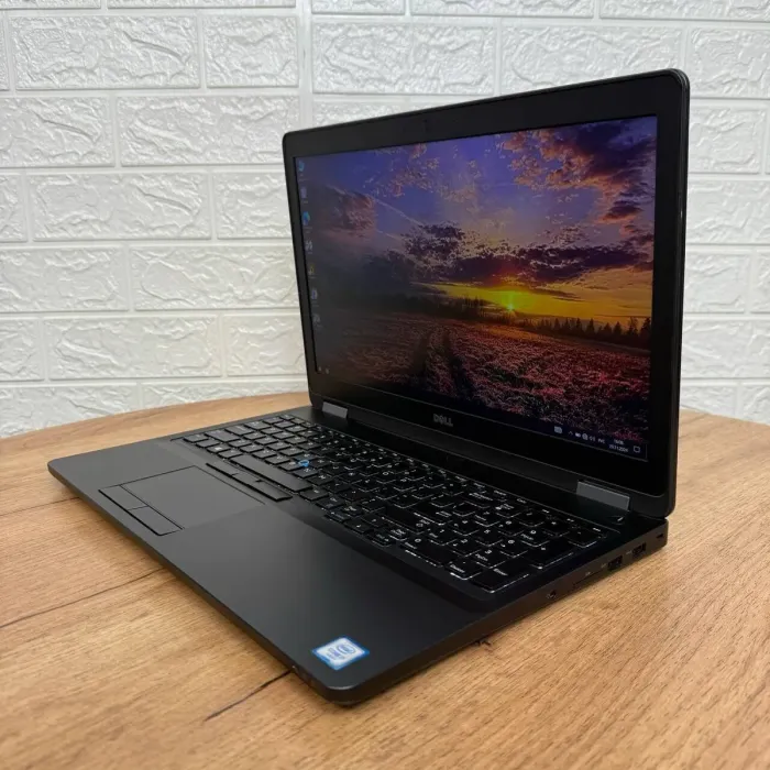 Мобільна робоча станція Б-клас Dell Precision 3510 / 15.6" (1920x1080) IPS / Intel Core i7-6820HQ (4 (8) ядра по 2.7 - 3.6 GHz) / 8 GB DDR4 / 256 GB SSD / AMD FirePro W5130M, 2 GB GDDR5, 128-bit / WebCam б/в - зображення 5