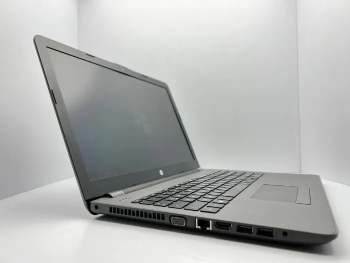 Ноутбук Б-клас HP 255 G6 / 15.6" (1366x768) TN / AMD E2-9000e (2 ядра по 1.5 - 2.0 GHz) / 4 GB DDR4 / 250 GB SSD / AMD Radeon R2 Graphics / WebCam б/в - зображення 3