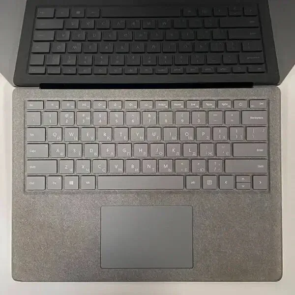 Ультрабук Б-клас Microsoft Surface Laptop 2 / 13.5" (2256x1504) IPS Touch / Intel Core i5-8350U (4 (8) ядра по 1.7 - 3.6 GHz) / 8 GB DDR3 / 256 GB SSD / UHD Graphics 620 / WebCam / mini-DisplayPort б/в - зображення 3